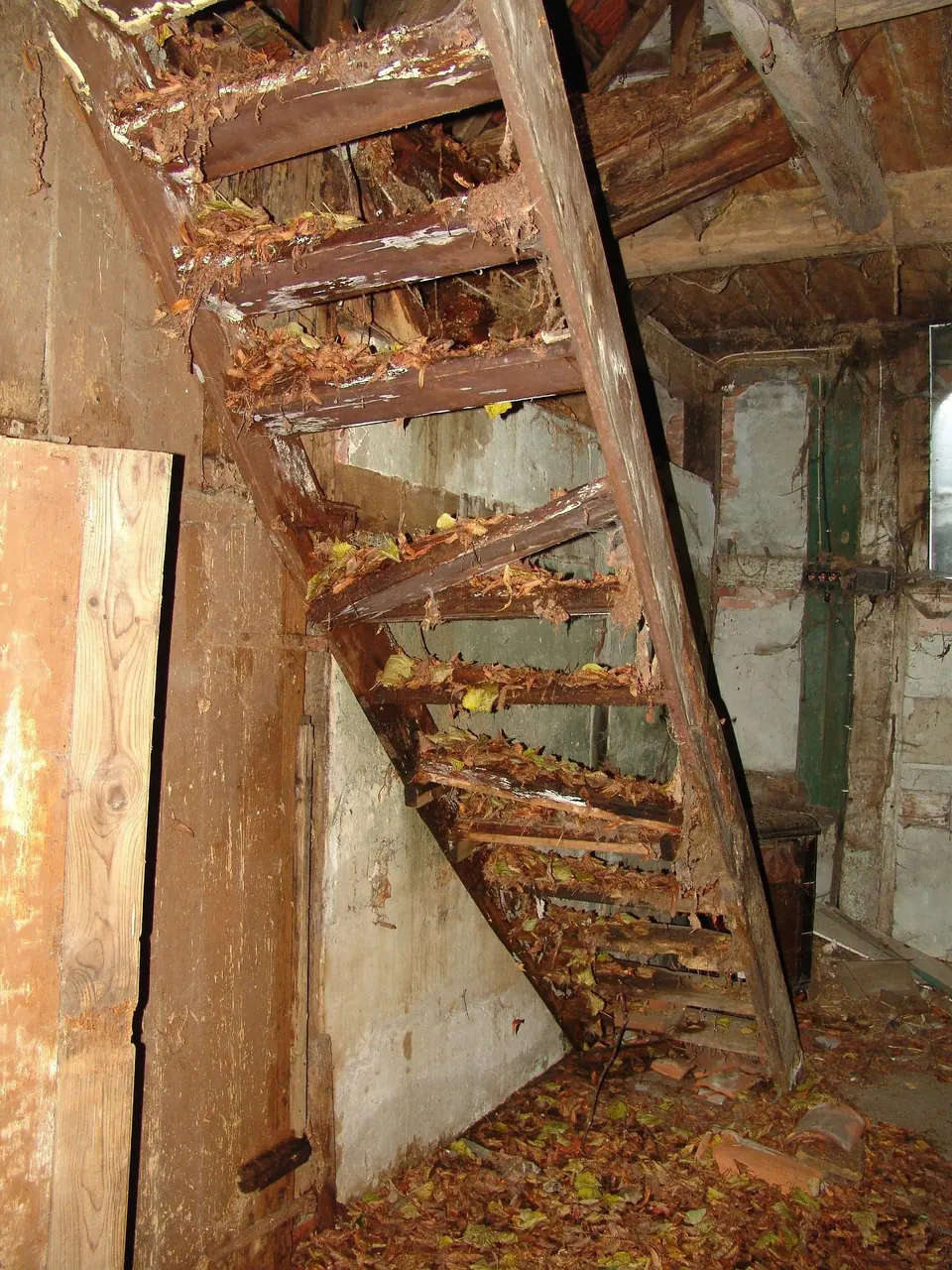 Alte Holztreppe vor dem Abbruch