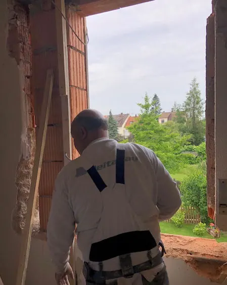 Maurer von DeltaBau beim Setzen einer Fensterlaibung