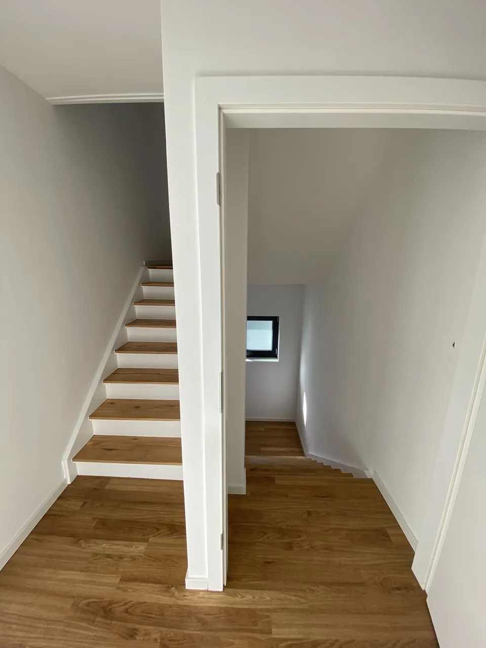Neu eingebaute Treppe in einem sanierten Haus